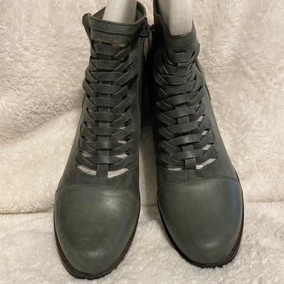 Never worn Yuu women’s gray boots. Size 12 M. - Picture 1 of 7